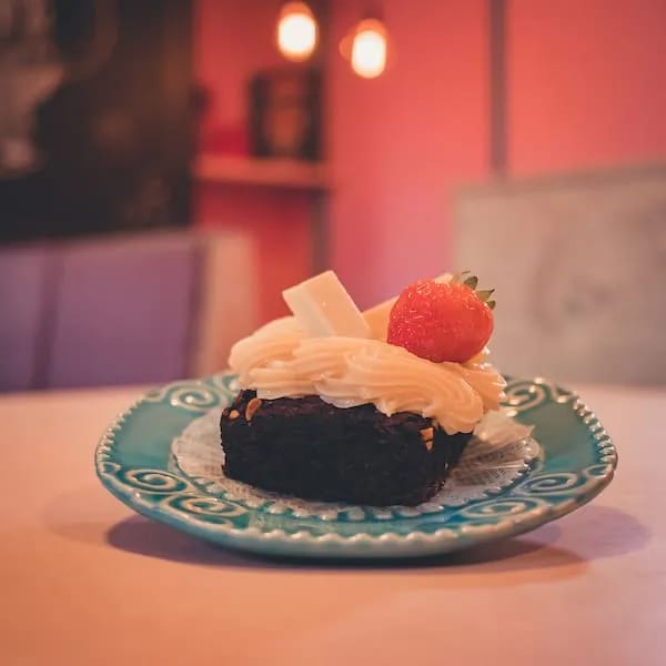 Brownie Gourmet - Brigadeiro Leite Ninho com Kitkat e Morango