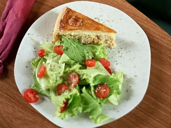 Combo Torta de Frango + Salada - Sabor e Frescor